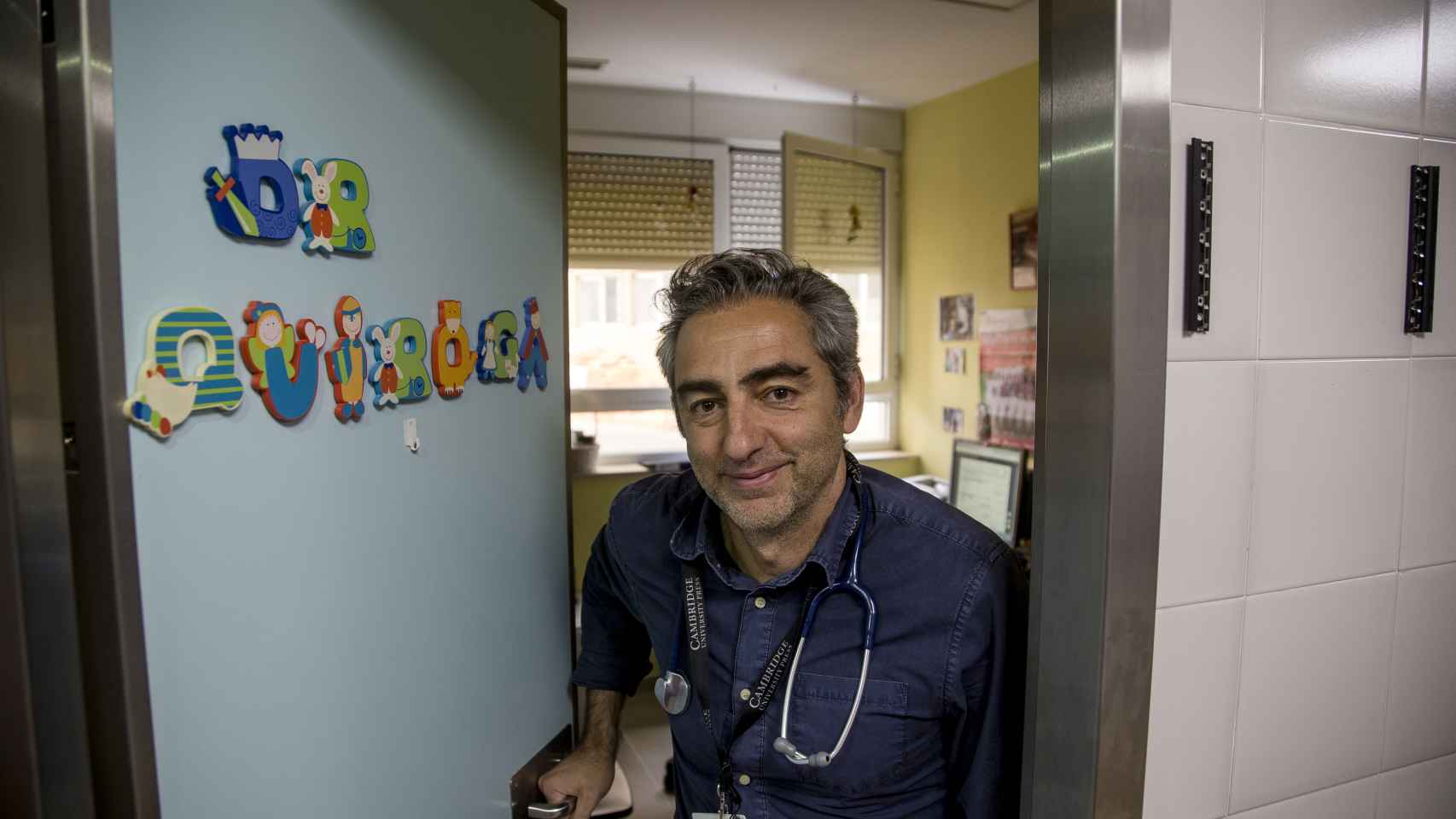 El Doctor Quiroga, quien rehusa a usar bata, en la planta de Oncología pedriátrica del Hospital Virgen del Rocío.