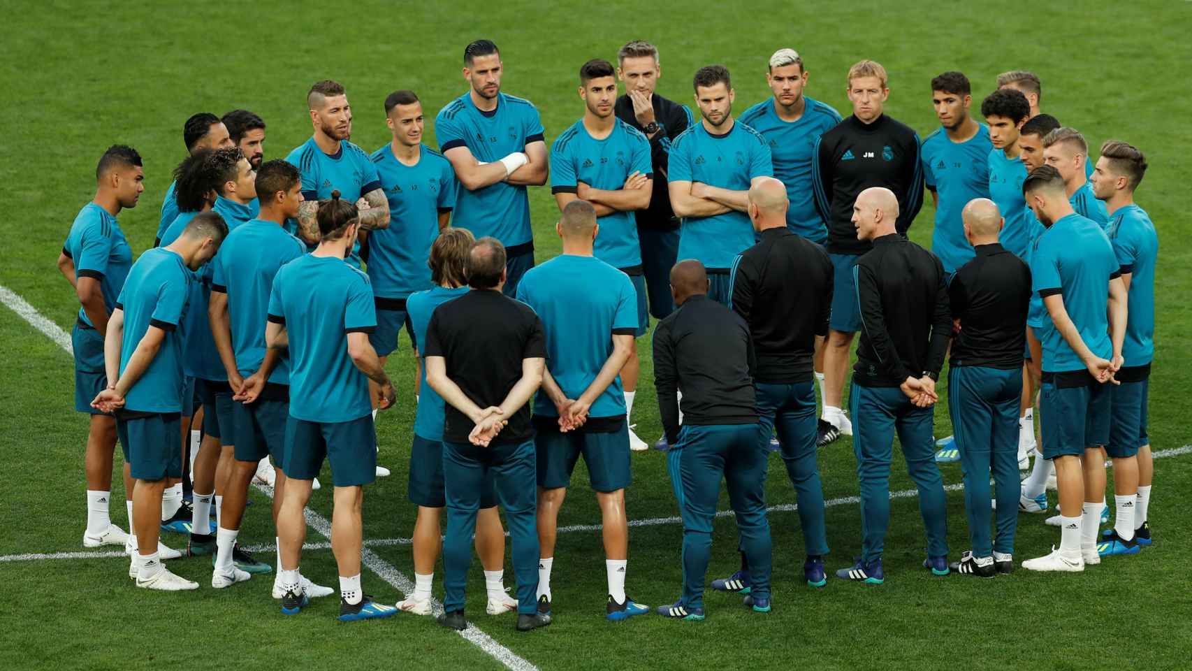 La plantilla, concentrada y escuchando a Zidane durante el entrenamiento.