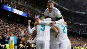 Piña del Real Madrid tras el gol de Benzema