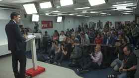 Pedro Sánchez, ante una atestada sala de prensa ante la que anunció la moción de censura.