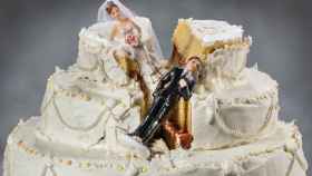 La típica tarta de boda recién cortada.