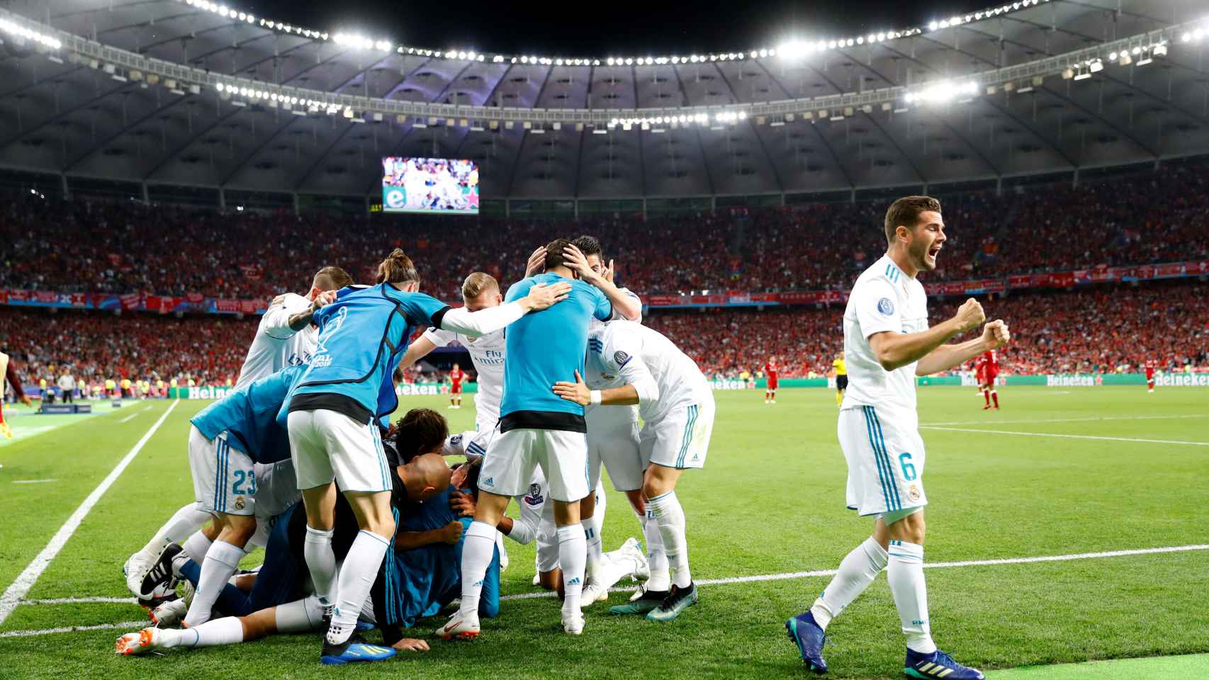 Los jugadores del Madrid celebran el gol de Bale.