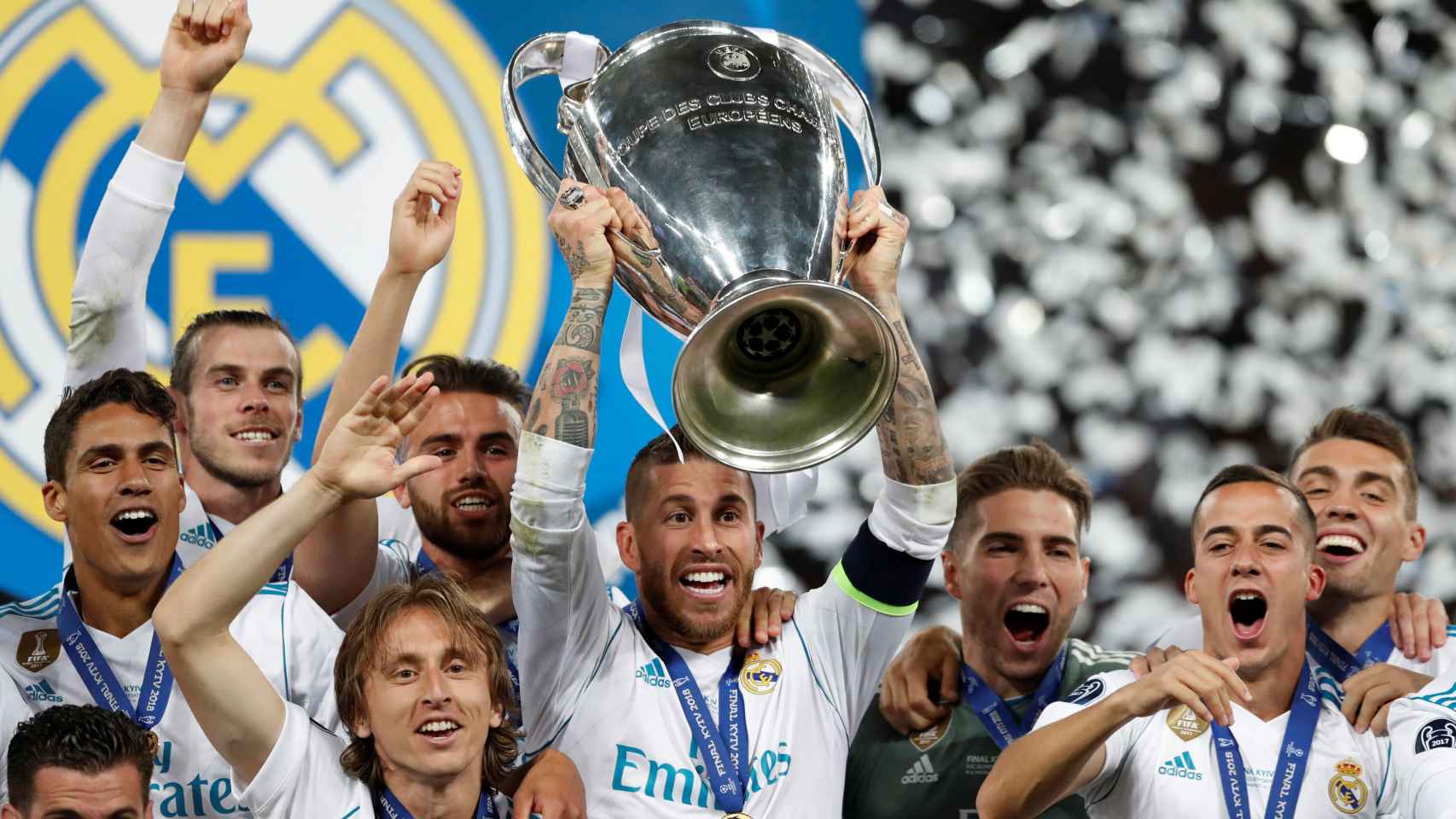 El Real Madrid levantando 'La Decimotercera'
