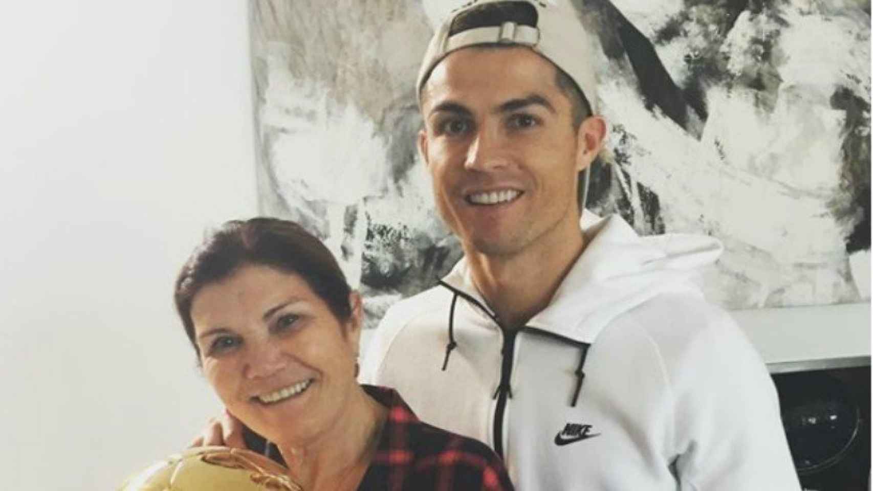 Cristiano, junto a su madre María Dolores Aveiro. Foto: Instagram (@doloresaveiroofficial)