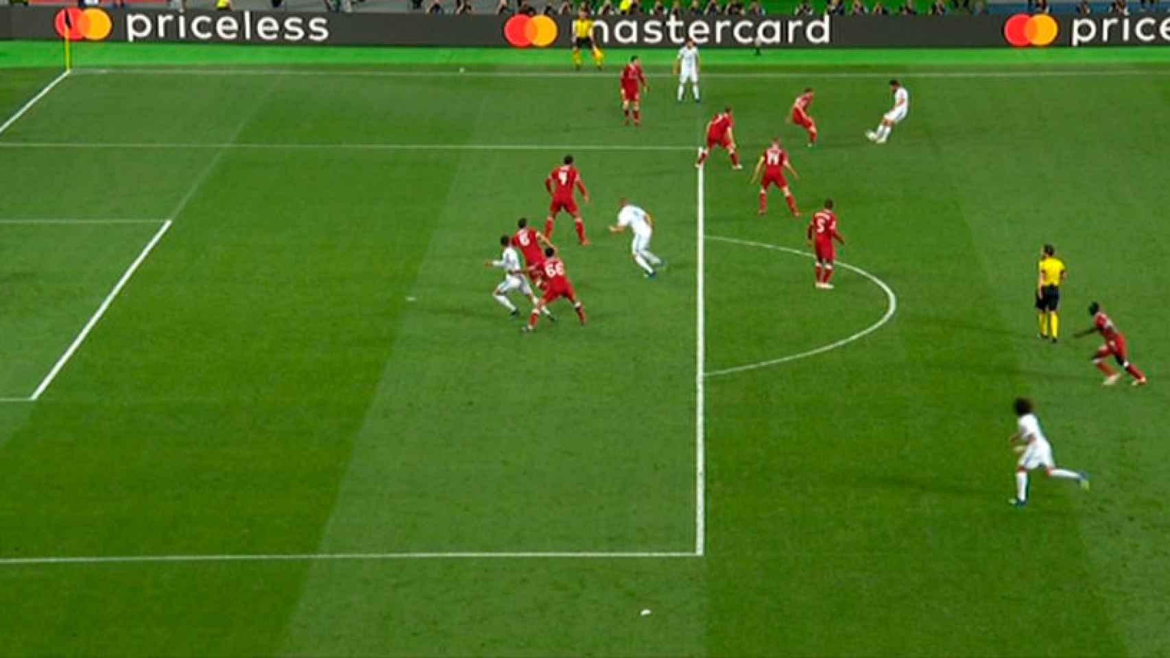 Gol anulado por fuera de juego de Benzema