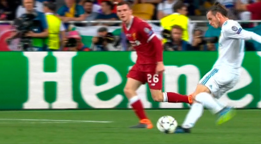 Bale, dispara desde fuera del área para marcar su segundo gol