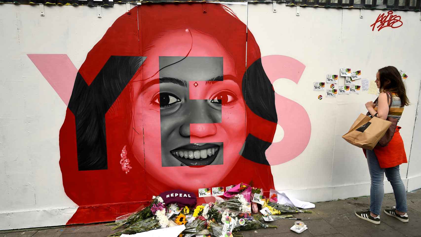 Una muer contempla un grafiti de Savita Halappanavar en una pared de Dublín.