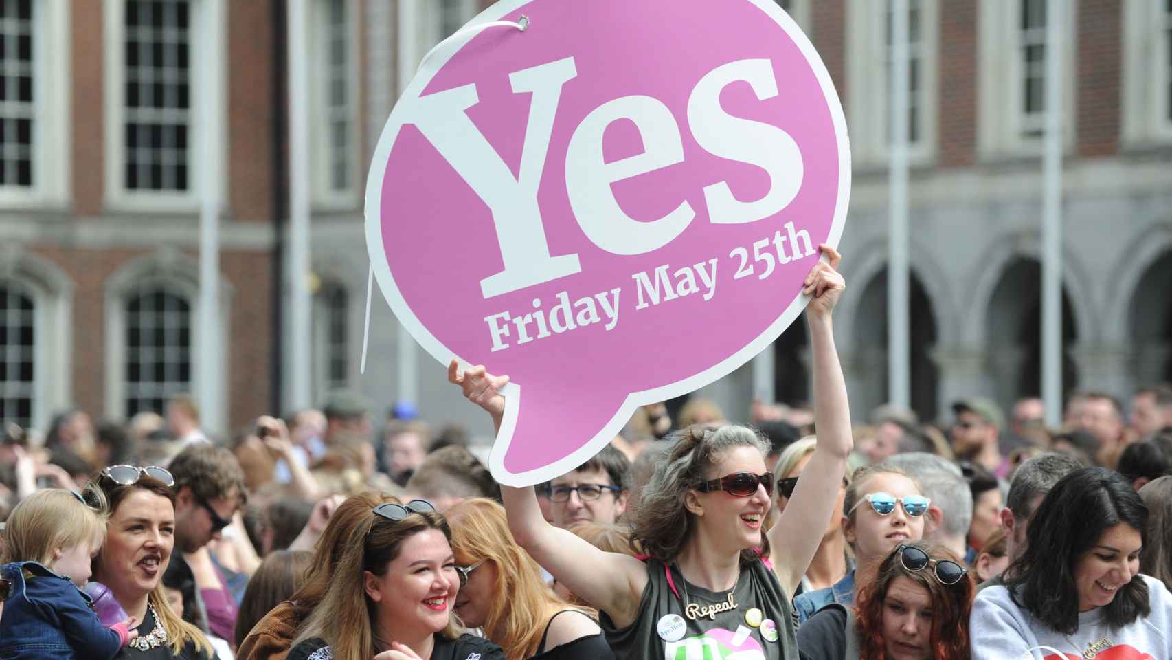 Una mujer muestra un cartel en el que se puede leer 'Sí' en el referéndum sobre el aborto en Irlanda.