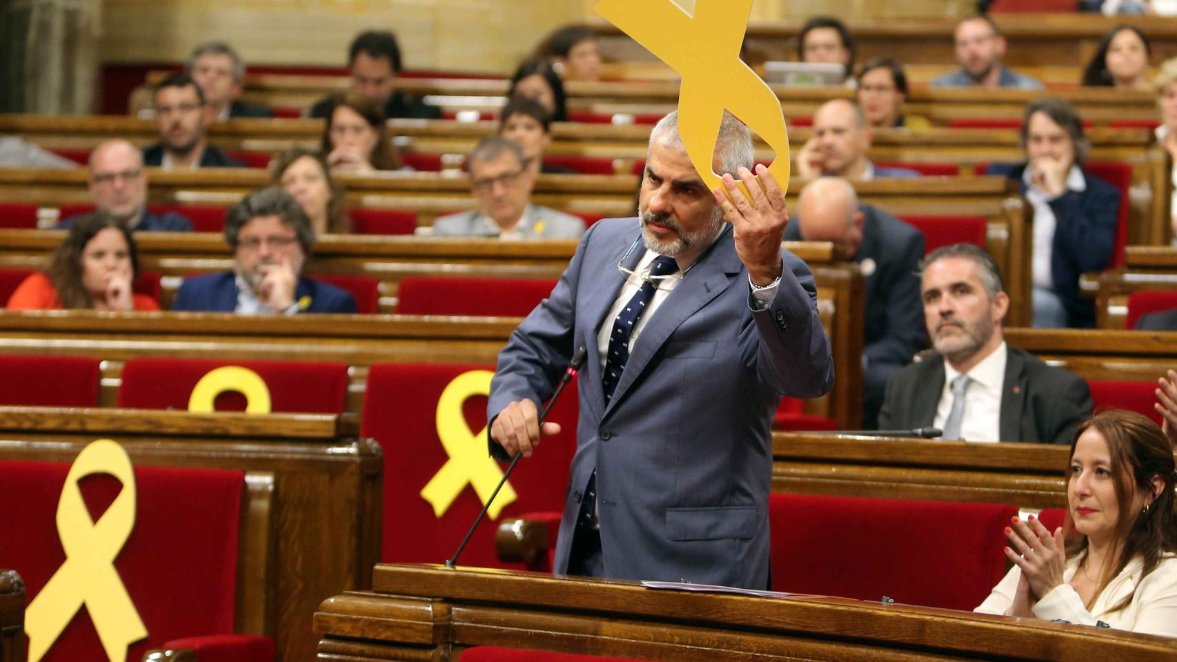 Carrizosa recibió amenazas en su casa tras retirar el lazo amarillo del Parlament