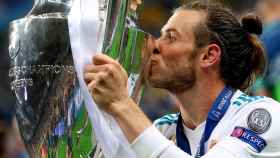 Gareth Bale, besando la decimotercera Champions del Real Madrid