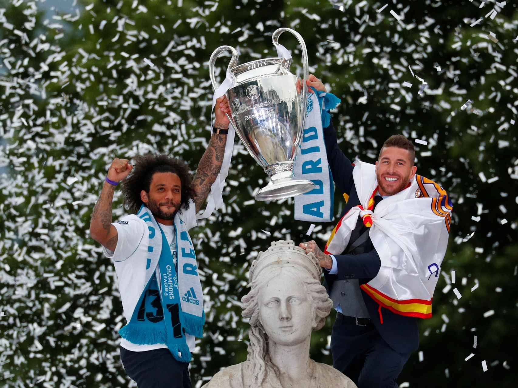 Marcelo y Sergio Ramos, con la Champions en la Cibeles.