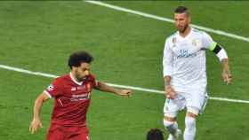 Salah y Sergio Ramos disputan un balón. Foto: Twitter (@championsleague).