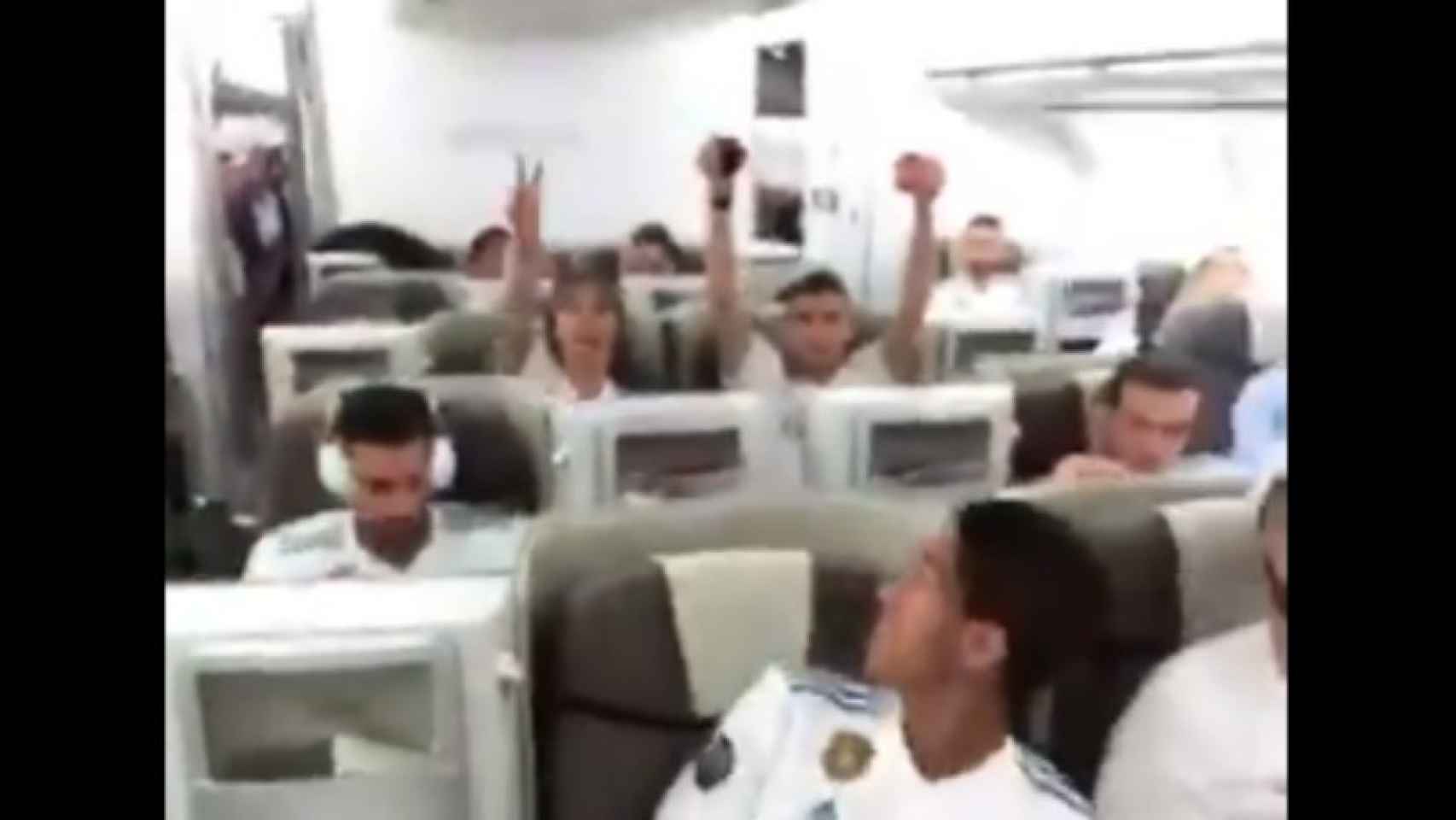 Sergio Ramos comparte con sus seguidores la celebración de La Decimotercera en el avión