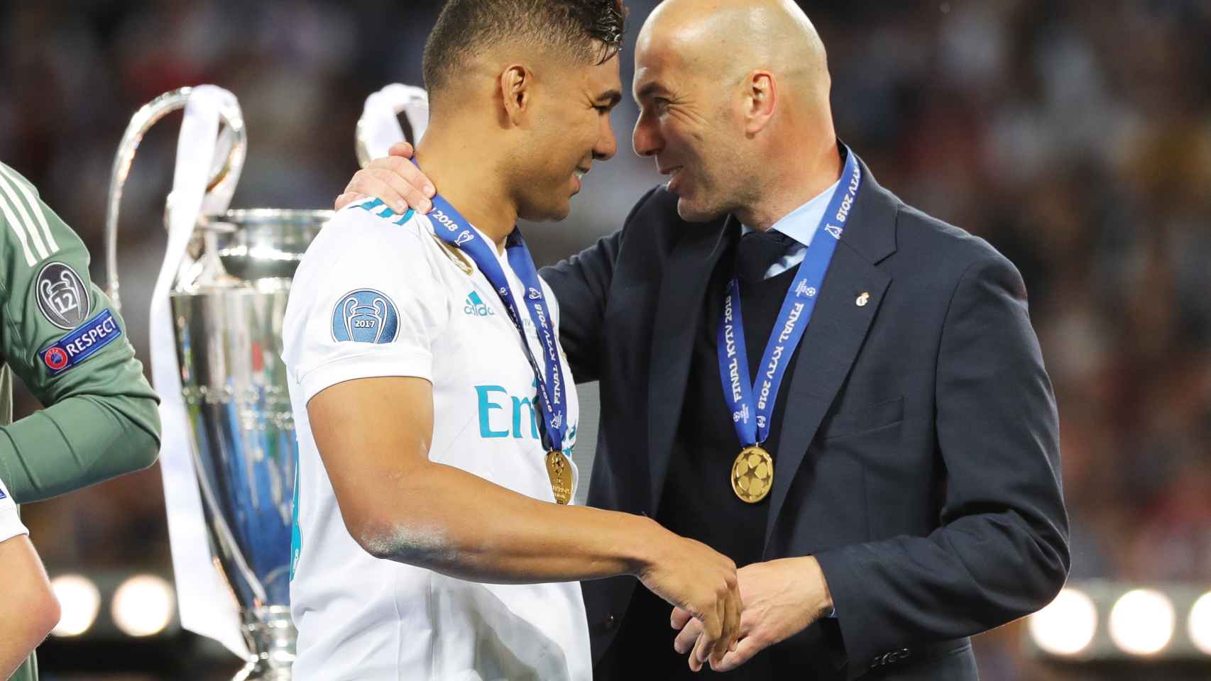 Casemiro se abraza con Zidane