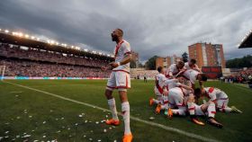 Los jugadores del Rayo Vallecano celebran el gol de Álex.