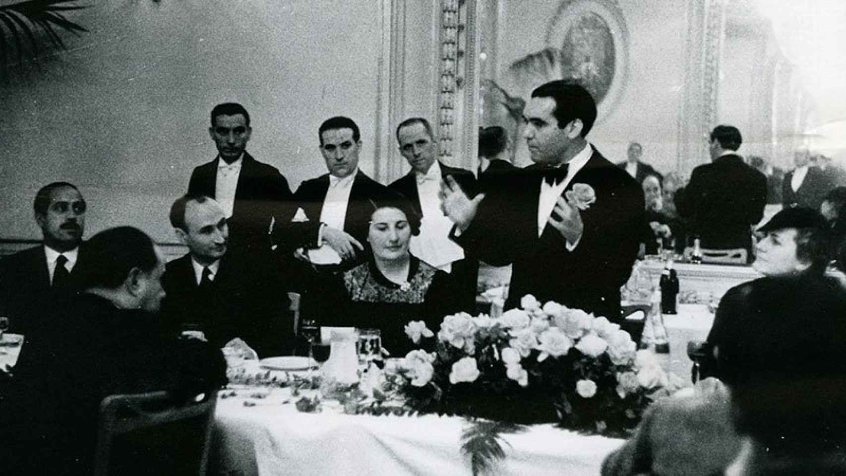 Lorca en una cena en Cataluña.