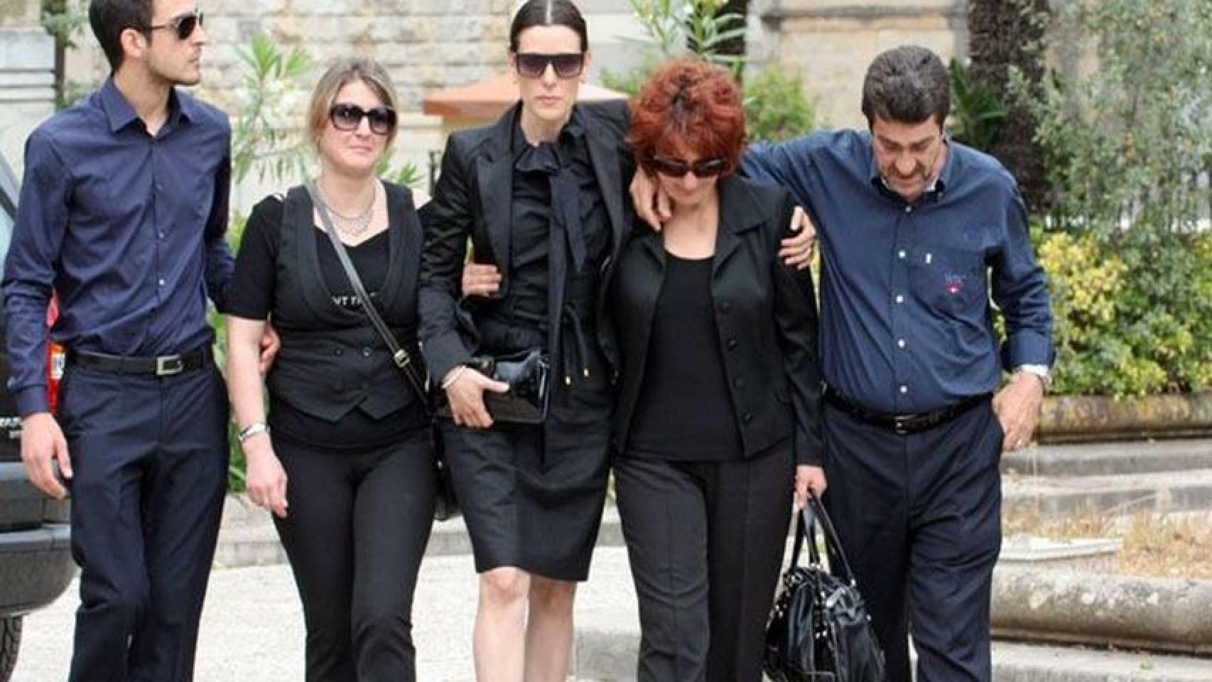 Raquel Sánchez Silva y la familia Biondo en su funeral.