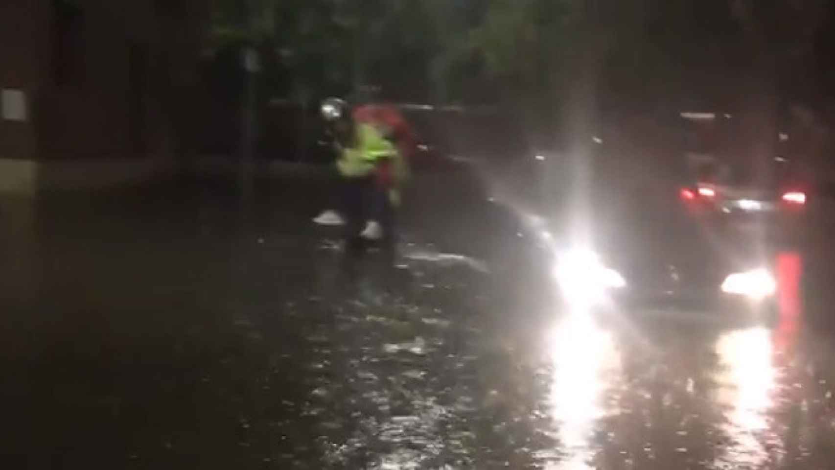 Valladolid-bomberos-rescate-agua-lluvia