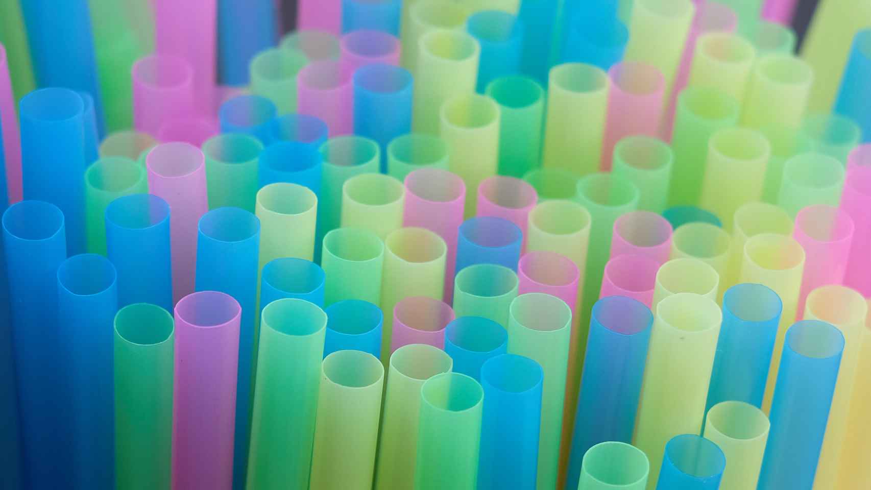 Las pajitas de plástico se prohibirán a partir de 2021