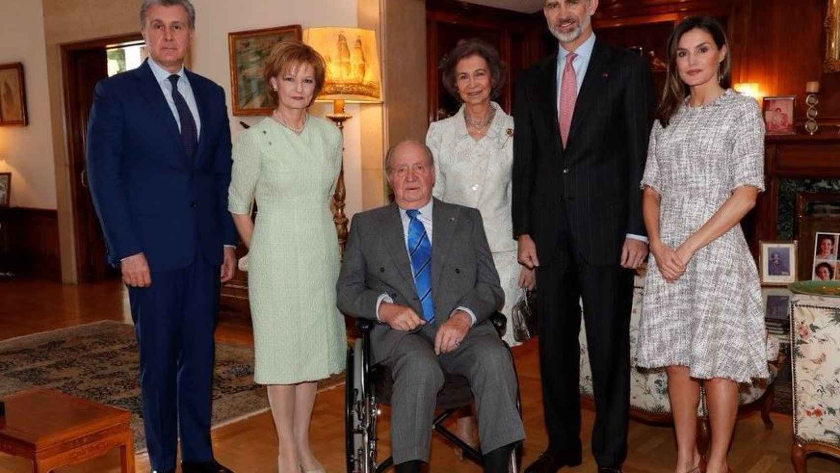 El rey Juan Carlos, en silla de ruedas en un almuerzo privado