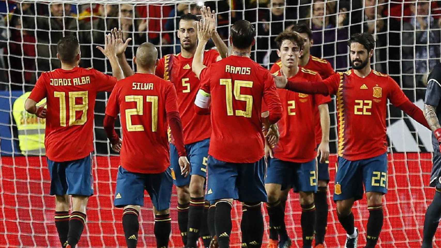 Los jugadores de España celebran un gol en uno de los últimos amistosos.