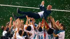 Zidane manteado por la plantilla