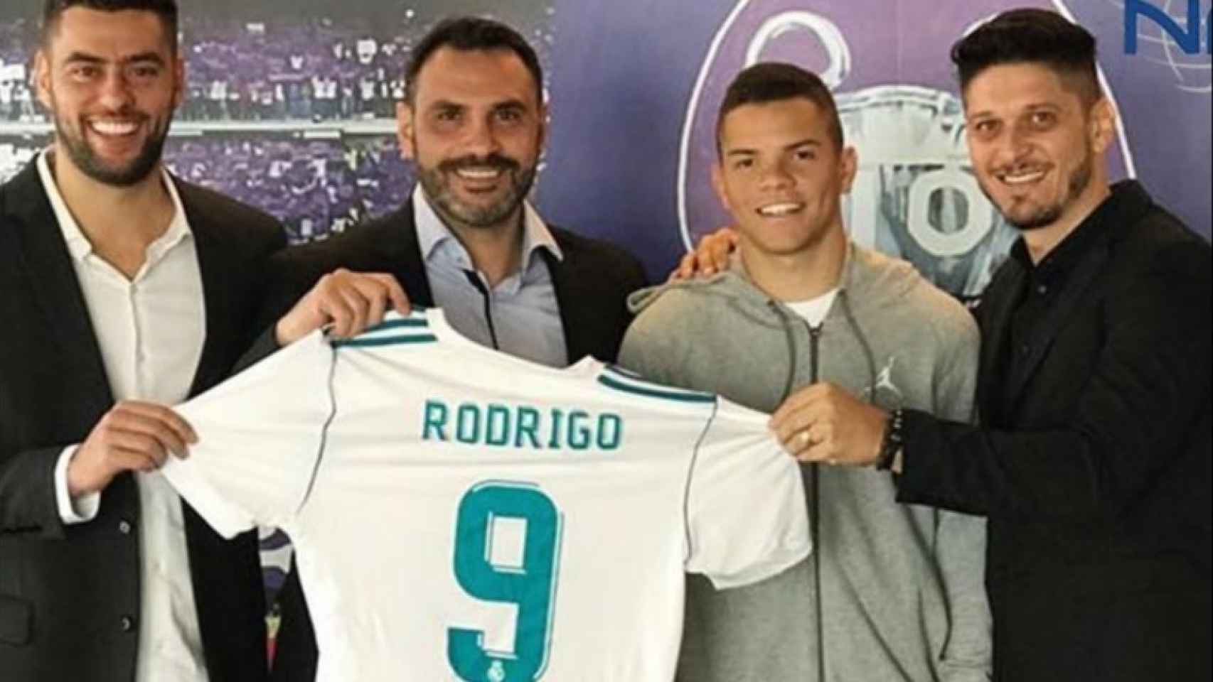 Rodrigo Rodrigues ficha por el Madrid y posa con la camiseta. Foto: ngsoccer.com