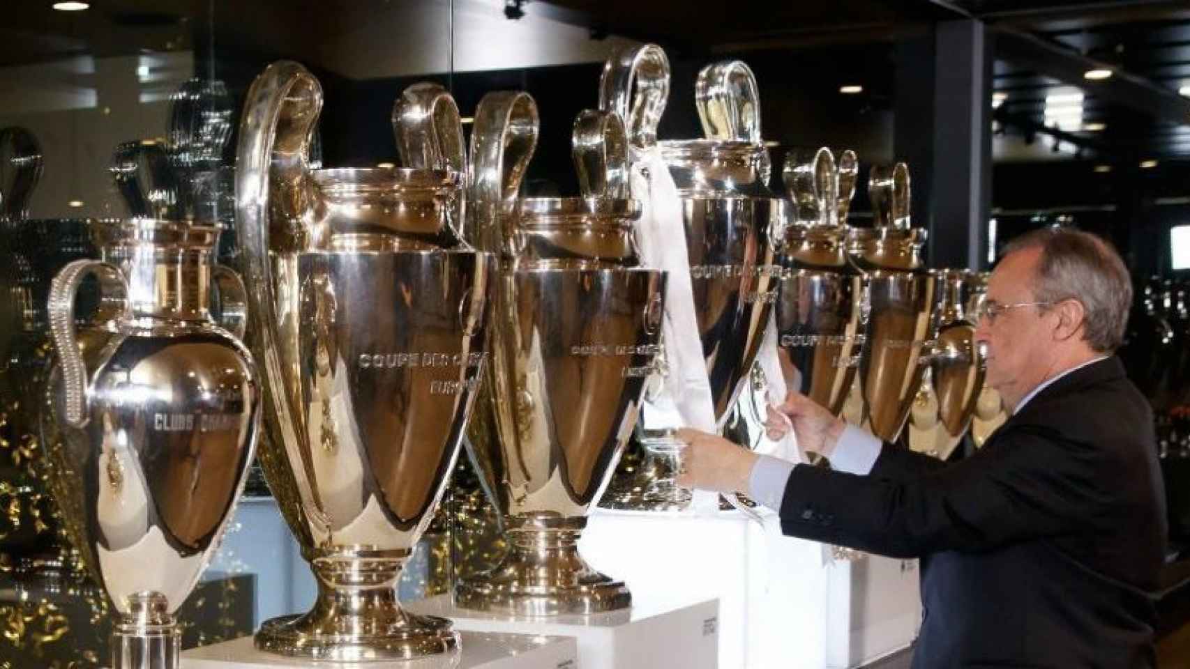 Florentino Pérez junto a las vitrinas del Real Madrid