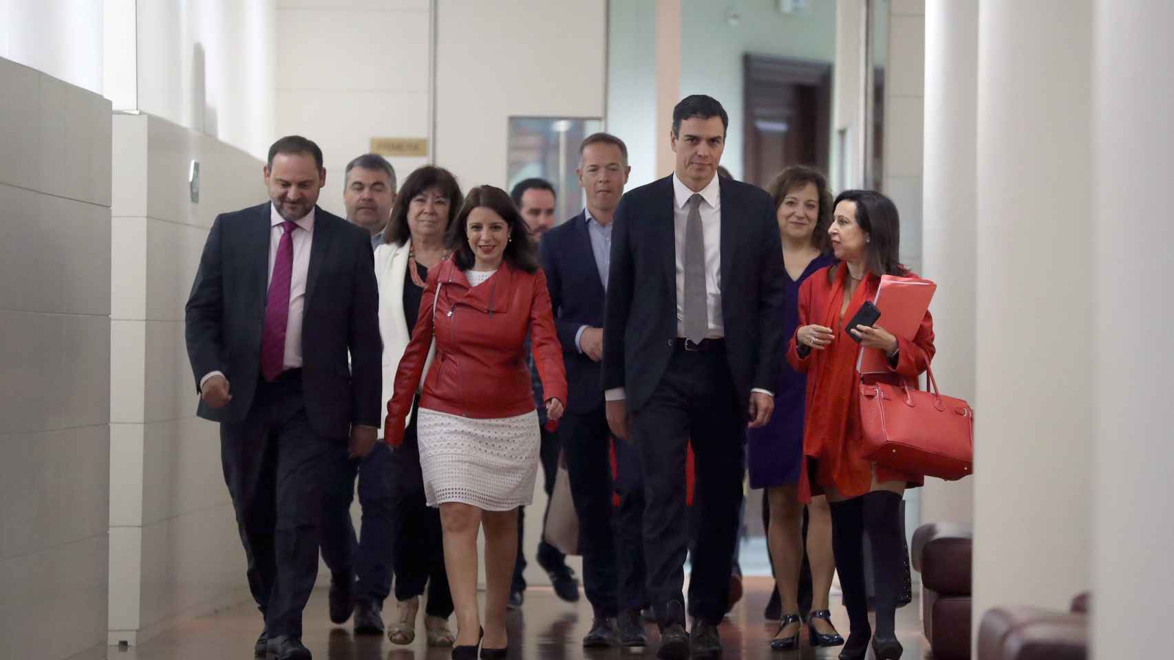 Sánchez, con la plana mayor del PSOE y los responsables parlamentarios, este martes.