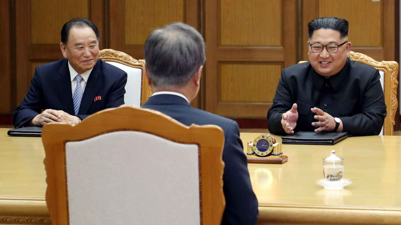 Kim Yong-un, junto a Kim Yong-chol, hablando con el presidente surcoreano.