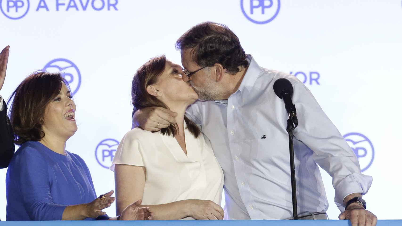 Mariano Rajoy y Elvira Fernández se besan tras la victoria del presidente.
