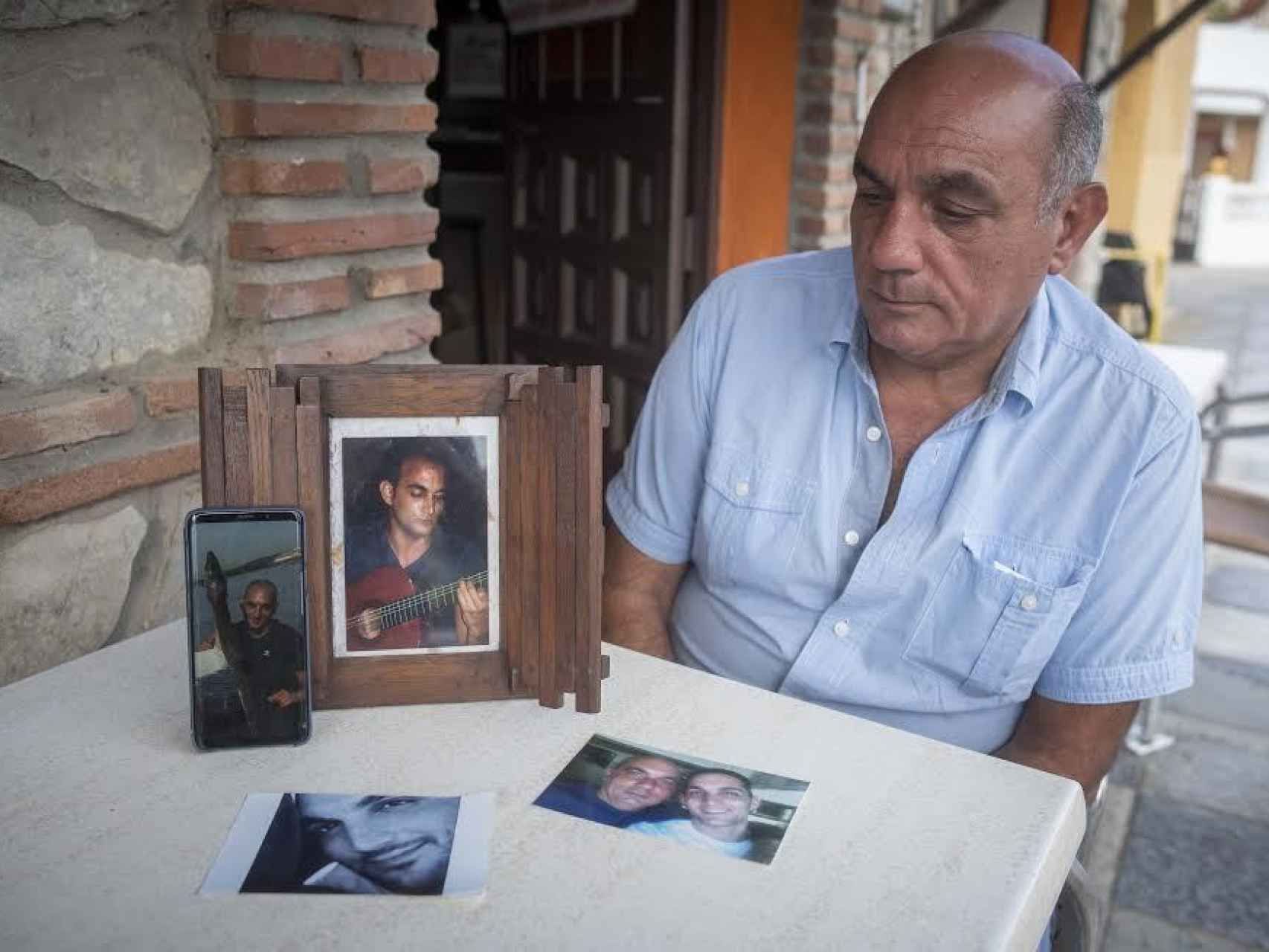 La casa de José Amaya está repleta de fotos de su hijo junto a él y su madre, la abuela del chico desaparecido.