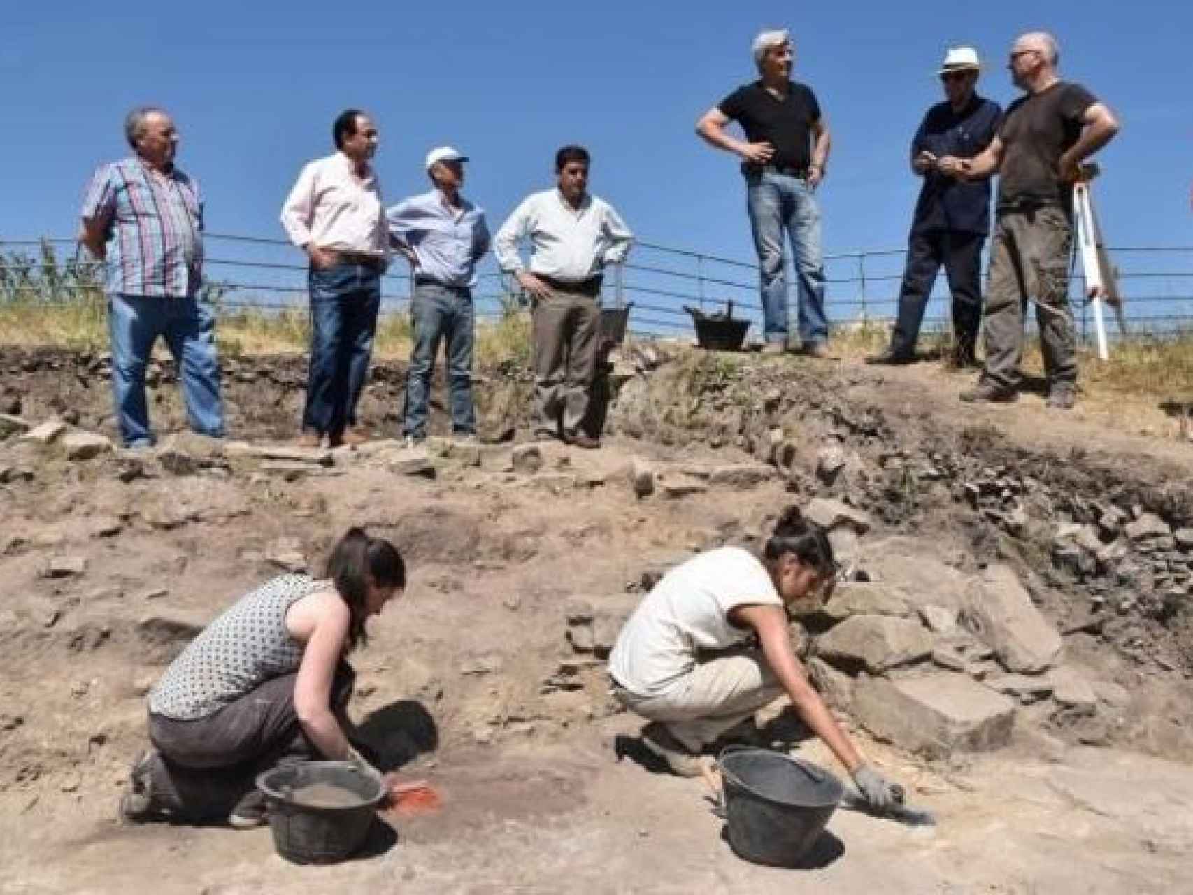 Mujeres trabajando en las excavaciones del yacimiento de Los Casares (Soria).