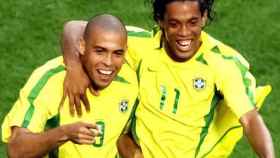 Ronaldo corre junto a Ronaldinho a celebrar un gol con Brasil.