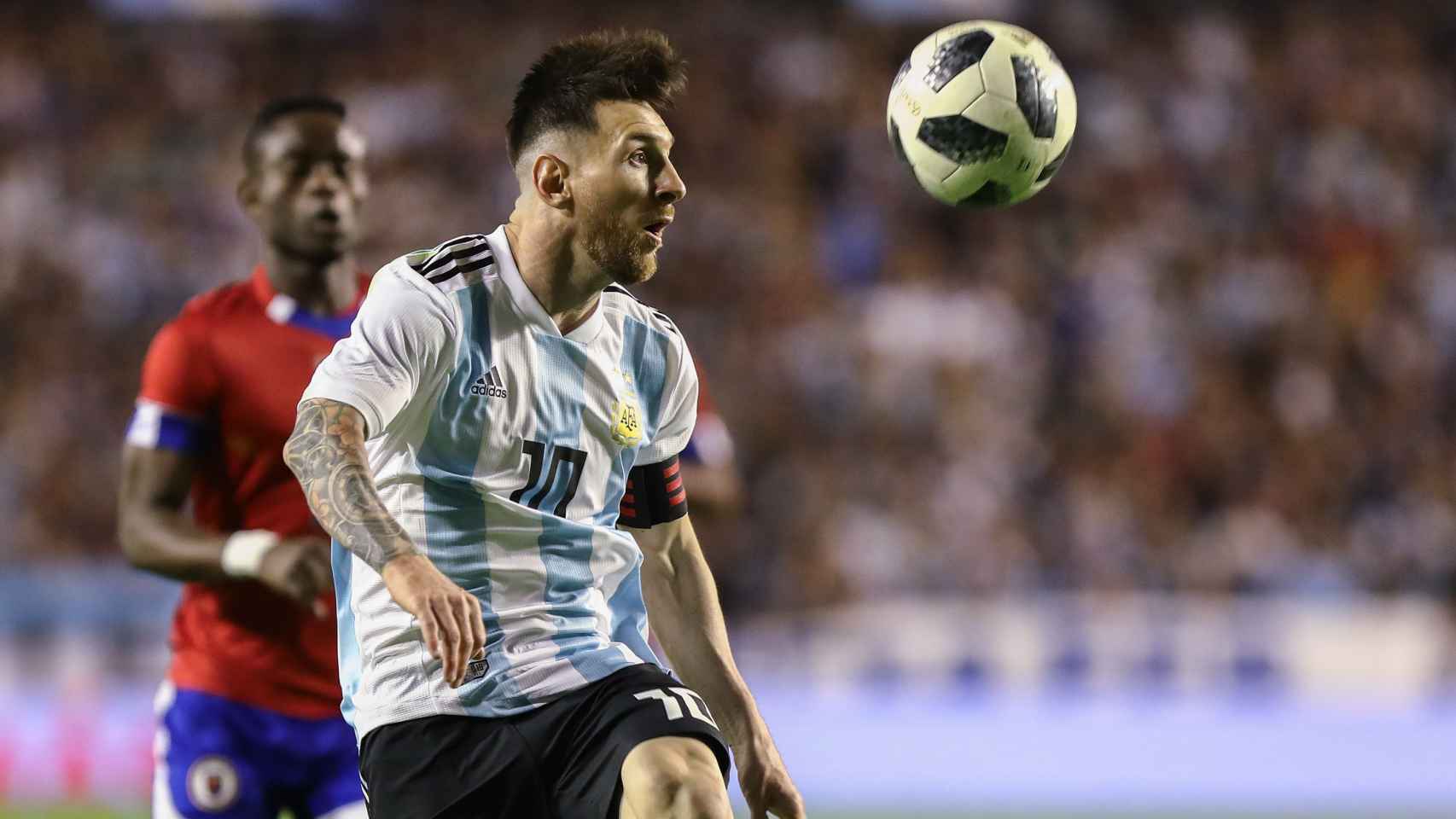 Messi controla un balón durante el encuentro amistoso contra Haíti.