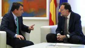 El presidente del Gobierno, Mariano Rajoy, con el portavoz del PNV, Aitor Esteban, en una imagen de archivo.