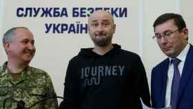Babchenko, en el centro, durante la rueda de prensa en la que afirmó que su asesinato era un montaje.
