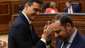 Pedro Sánchez aplaude a José Luis Ábalos.