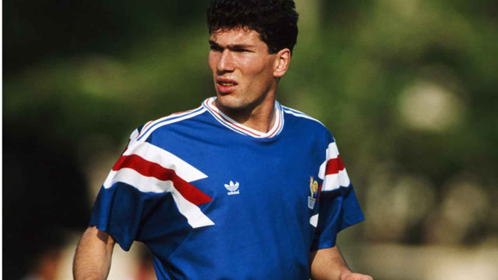 Un jovencísimo Zidane en sus inicios en el fútbol.