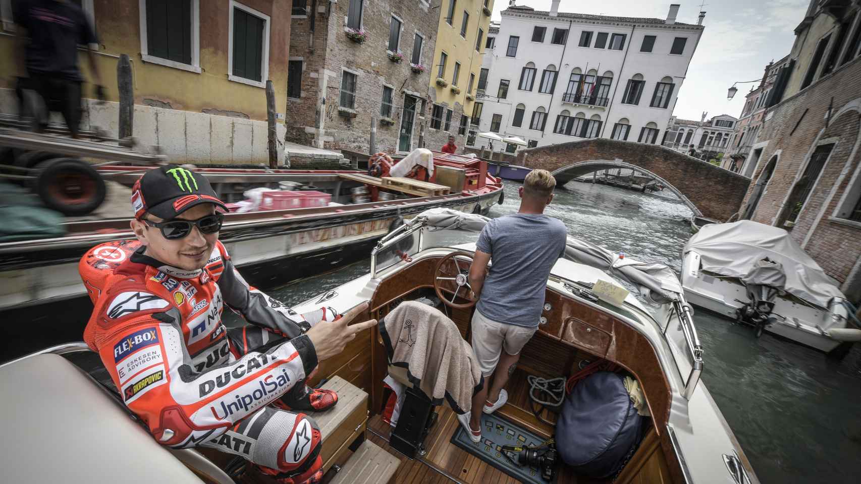 Jorge Lorenzo pasea en una góndola por los canales de Venecia.