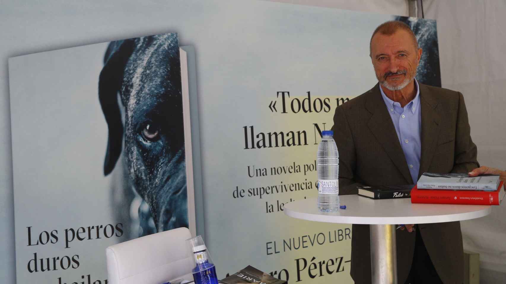 Arturo Pérez Reverte firma ejemplares de su última obra en la Feria del Libro.