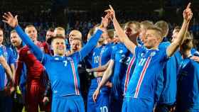 Los jugadores islandeses celebrando su clasificación para el Mundial de Rusia 2018.
