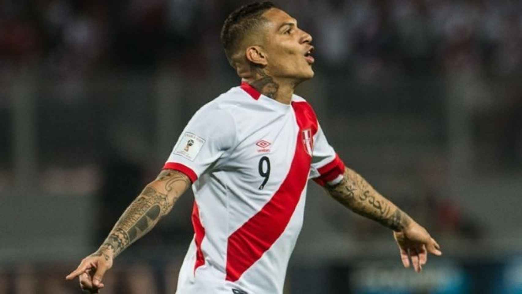 Paolo Guerrero celebra un gol con Perú.