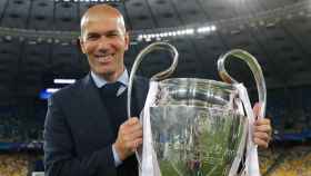 Zidane posa con su tercera Champions