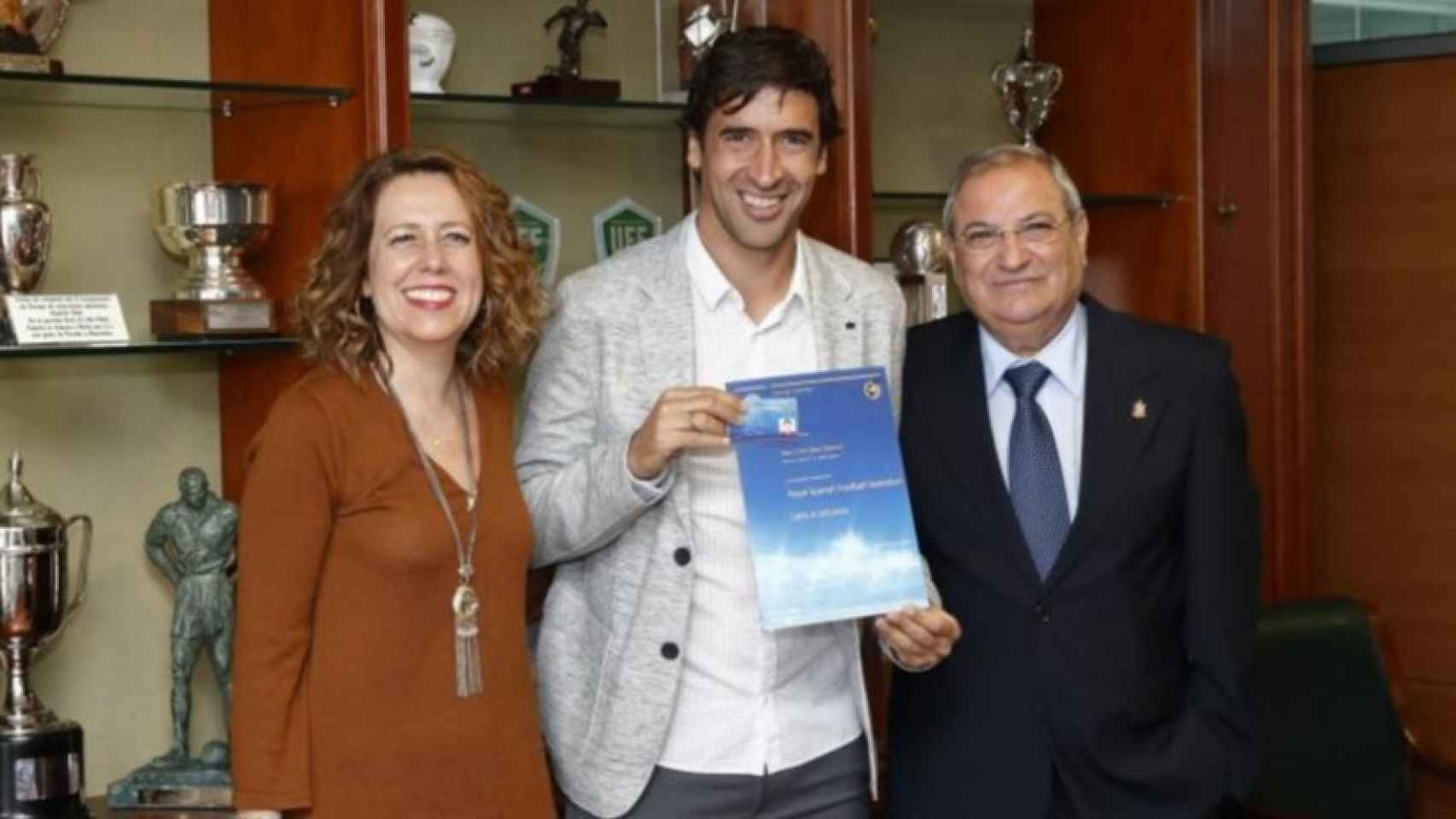 Raúl posa con su título de entrenador. Foto: rfef.es