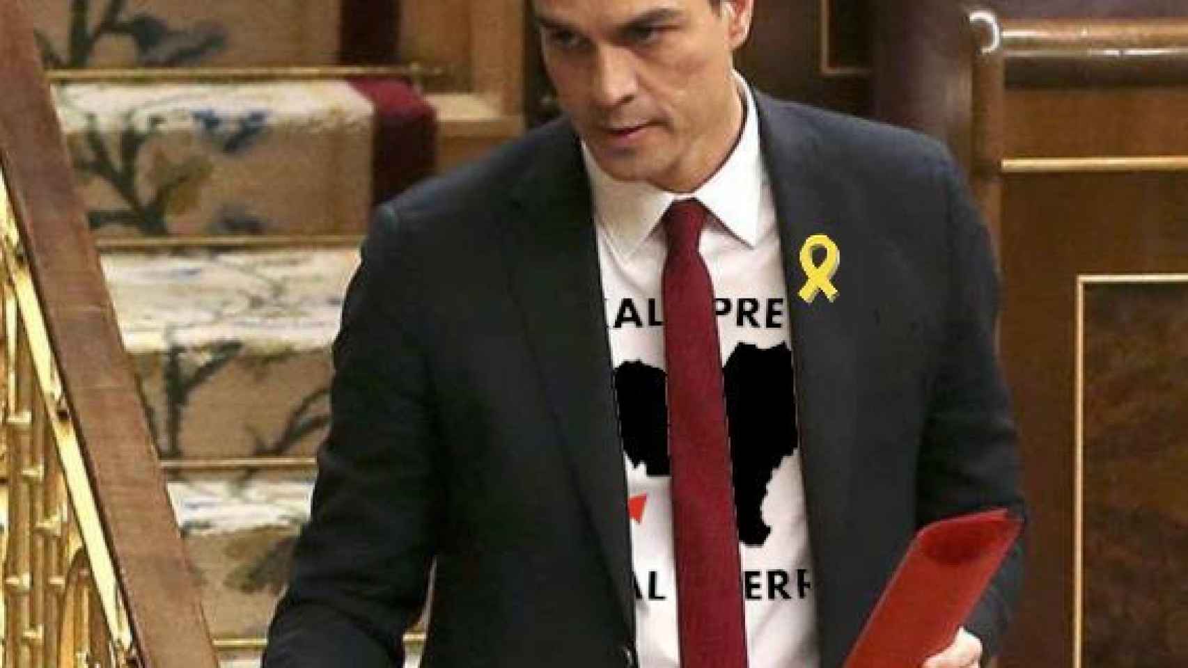 Pedro Sánchez con su hipotético uniforme para debatir la moción de censura.