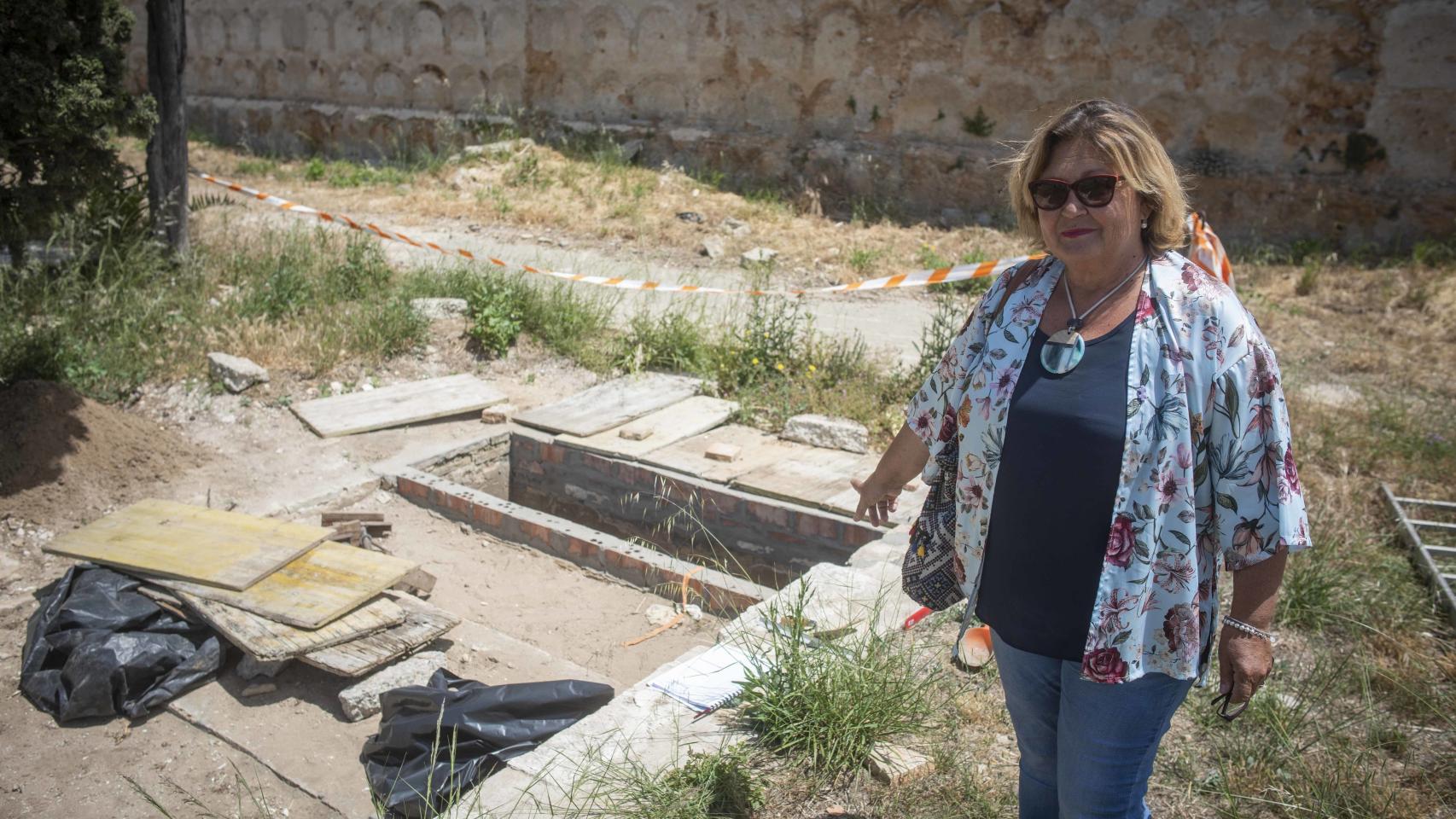 Margarita Díaz señala la zona en la que debía estar enterrado su hijo.