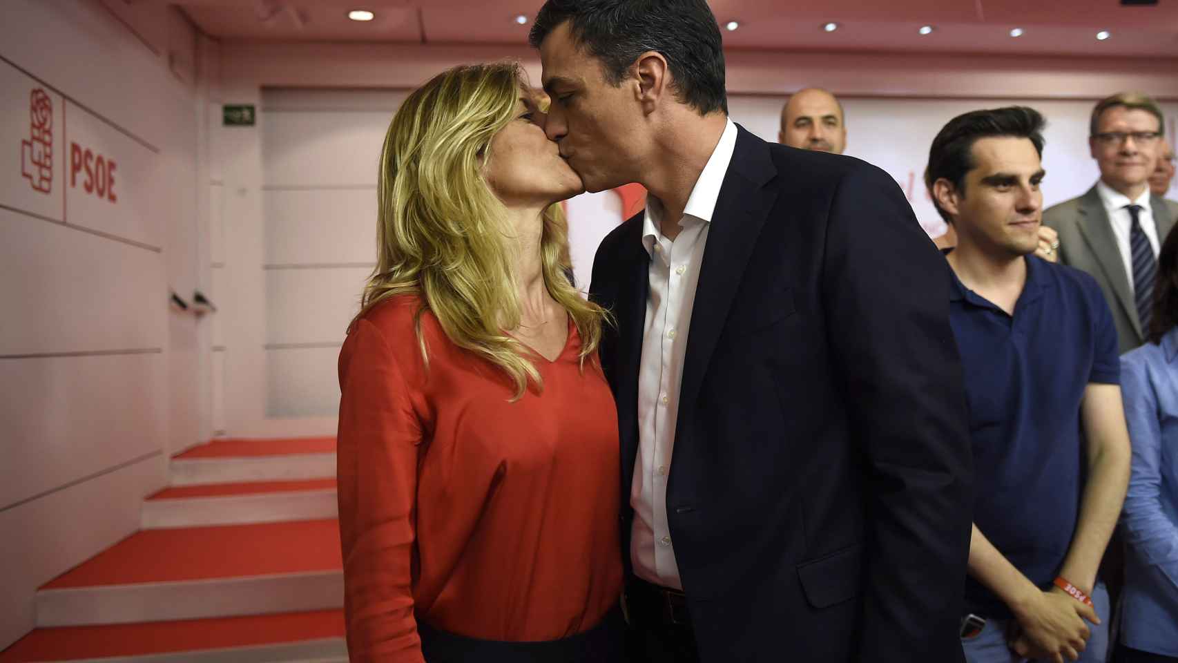 Begoña besando a Pedro Sánchez.