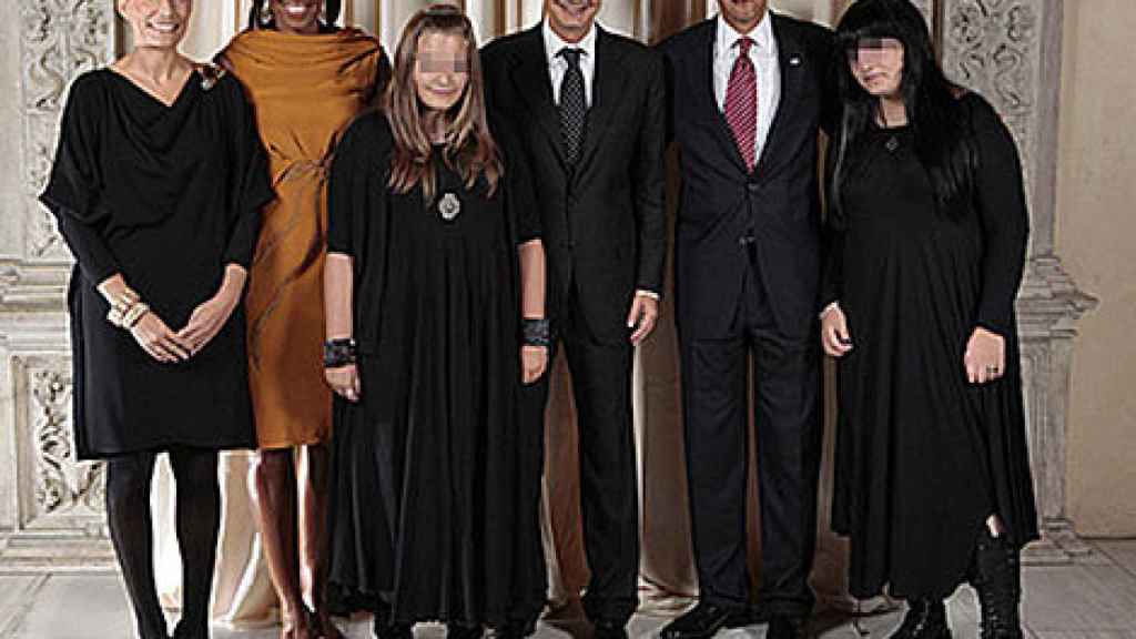 Zapatero junto a sus hijas.