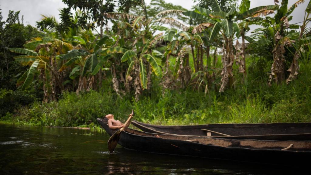 Una niña warao a bordo de una curiara (pequeña embarcación) en el río Morichal.
